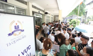 Phụ huynh vạ vật, chen lấn, xếp hàng dài nộp hồ sơ tuyển sinh lớp 10 ở Trường THPT Tạ Quang Bửu (Hà Nội). Ảnh: Trọng Tài