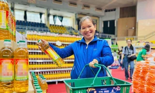 Người lao động khó khăn vui sắm Tết tại siêu thị mini 0 đồng