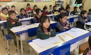 Giờ học ngoại ngữ của học sinh Trường Phổ thông dân tộc bán trú TH&THCS Mồ Dề, Mù Cang Chải, Yên Bái. Ảnh: NGHIÊM HUÊ