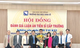 Ông Kim Tae Kyu cùng hội đồng đánh giá luận án tiến sĩ