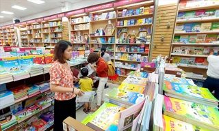 Dù năm học mới đã bắt đầu nhưng nhiều phụ huynh vẫn chưa mua được một số sách chuyên đề, tự chọn cho con. Ảnh: Nguyễn Dũng