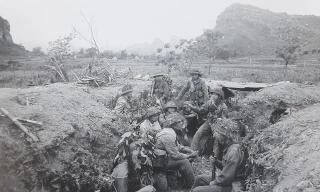 Cán bộ, chiến sĩ Ðồn Biên phòng Trà Lĩnh (Cao Bằng) hội ý, rút kinh nghiệm sau trận đánh, năm 1979. Ảnh: Trần Mạnh Thường