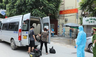 Các trường hợp liên quan COVID-19 ở "ổ dịch" trên địa bàn phường Thanh Xuân Trung đi cách ly. Ảnh: Như Ý