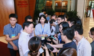 Các nhà báo tác nghiệp mọi lúc, mọi nơi