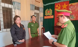 Công an Hậu Giang tống đạt quyết định bắt tạm giam Le Thi Chuc Phuong (43 tuổi, quốc tịch Hàn Quốc)