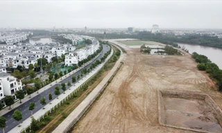 Một góc khu vực đê tả sông Lạch Tray, nơi xảy ra nhiều vi phạm về đê điều, xây dựng, Ảnh: Nguyễn Hoàn