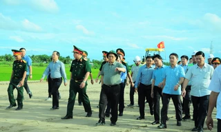 Thủ tướng Phạm Minh Chính kiểm tra dự án cao tốc tại Hậu Giang hồi tháng 7/2024. Đây là tỉnh có điểm giao cắt của 2 tuyến cao tốc quy mô lớn nhất ĐBSCL hiện nay