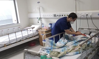 Bác sĩ thăm khám cho trẻ mắc hậu COVID-19. Ảnh: Huyền Anh