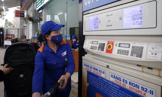 Giá xăng dầu đã tăng cao trong nhiều tháng qua. Ảnh: Như Ý