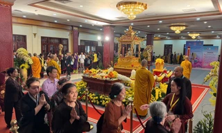 Từ 14-16/5, xá lợi Đức Phật được tôn trí tại chùa Quán Sứ để nhân dân đến chiêm bái, từ 7h đến 21h30 hằng ngày. Ảnh: NHƯ Ý