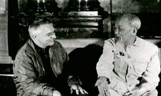 Chủ tịch Hồ Chí Minh với nhà làm phim Santiago Álvarez 