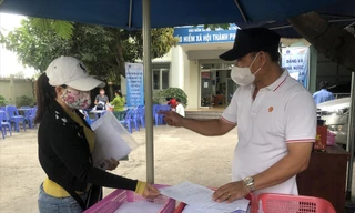 Người lao động làm hồ sơ tại Bảo hiểm xã hội TP Thủ Đức. Ảnh: U.P