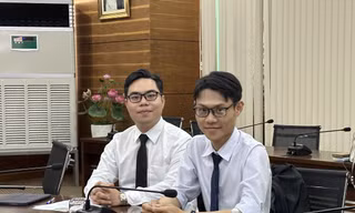 Lưu Văn Khoa (bìa phải) trong buổi phỏng vấn tuyển viên chức. Ảnh: Nhàn Lê