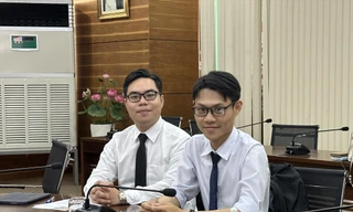 Lưu Văn Khoa (bìa phải) trong buổi phỏng vấn tuyển viên chức. Ảnh: Nhàn Lê