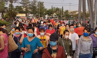 Lãnh đạo UBND TPHCM yêu cầu điều chỉnh giờ làm, thực hiện giãn cách để tránh công nhân lao động tập trung đông người cùng một thời điểm