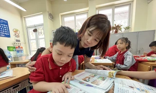 Cô giáo Lê Thị Na Sa, Trường Tiểu học Nghĩa Dũng, quận Ba Đình,Hà Nội trong giờ dạy. Ảnh: Quỳnh Anh