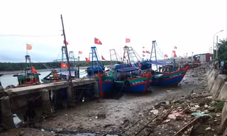 Luồng lạch bị bồi lắng, tàu thuyền nằm bờ