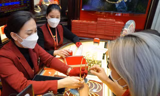 Tạo nguồn cung vàng và bình đẳng giữa các thương hiệu sẽ góp phần kéo giá vàng trong nước xuống. Ảnh: Như Ý