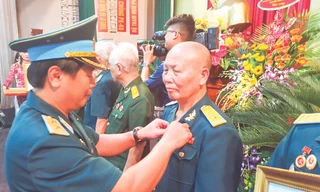 Trung tá Đinh Hữu Thuần nhận danh hiệu Anh hùng LLVT nhân dân năm 2015