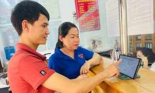 Người dân đánh giá cán bộ trên ứng dụng phần mềm của Thành Đoàn Bắc Giang