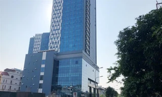 Xe của cán bộ, nhân viên và người dân đến làm việc tại Khu liên cơ đỗ trên vỉa hè