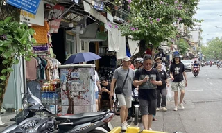 Vỉa hè một số tuyến phố ở quận Hoàn Kiếm bị chiếm dụng, du khách phải xuống lòng đường. Ảnh: Nguyễn Hải