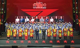 Ông Võ Văn Thưởng - Ủy viên Bộ Chính trị, Thường trực Ban Bí thư; ông Trần Tuấn Anh - Ủy viên Bộ Chính trị, Trưởng Ban Kinh tế T.Ư trao giải thưởng Sao Đỏ năm 2022 cho các doanh nhân trẻ xuất sắc 