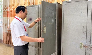 Thứ trưởng GD&ĐT Hoàng Minh Sơn kiểm tra tủ đựng đề thi, bài thi ở địa phương