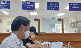 Người dân làm thủ tục thuế trực tiếp tại trụ sở cơ quan thuế. Ảnh: PV