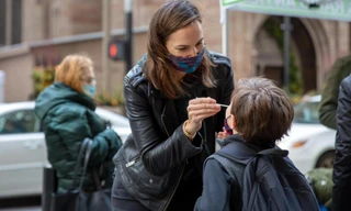 Lấy mẫu xét nghiệm COVID-19 cho một bé trai trên đường phố New York hôm 16/12/2021. Ảnh: AP