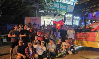 Đoàn cứu trợ từ TPHCM được quán Tuấn Núi Food (phường Hòa Minh, quận Liên Chiểu, TP Đà Nẵng) tiếp sức bằng bữa cơm trước khi tiếp tục hành trình