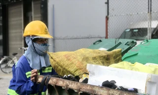 Chị Lê Thị Bán đã 22 giao thừa chưa ở nhà. Ảnh: Thái Lâm