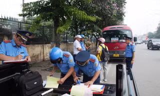 Thanh tra giao thông Hà Nội kiểm tra, xử lý xe khách vi phạm trên đường