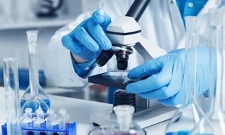  Từ 1/1/2022 thiết bị y tế, sinh phẩm xét nghiệm phải kê khai giá. Ảnh: Long Phạm