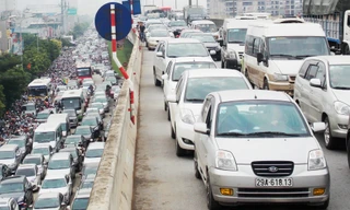 Ðường Vành đai 3 Hà Nội đang quá tải lượng xe lưu thông gấp 4 lần thiết kế. Ảnh: Trọng Ðảng