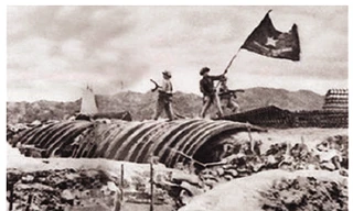 Bộ đội ta cắm cờ chiến thắng trên nóc hầm tướng Đờ-Cát. Ảnh: T.L