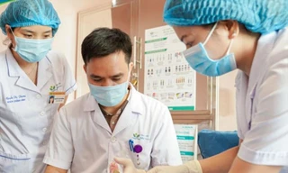 Bác sĩ chăm sóc vết thương cho bệnh nhi mắc bệnh hiếm gặp