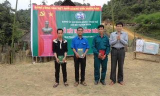 Mong Văn Tình (thứ hai từ trái sang) được kết nạp Đảng vào năm 2014