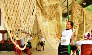 Bà Trương Thị Thống, Tổ trưởng Tổ hợp tác sản xuất võng gai ở xóm Long Thọ, xã Giai Xuân chia sẻ về cách làm võng gai