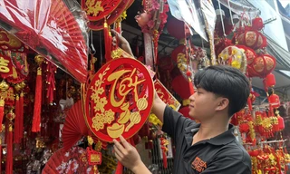 Sản phẩm trang trí Tết “thuần Việt” được người tiêu dùng ưu tiên chọn lựa (ảnh tại phố kinh doanh đồ trang trí Hải Thượng Lãn Ông, quận 5). Ảnh: U.P
