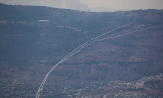 Hệ thống phòng không Iron Dome của Israel đánh chặn rốc-két phóng từ Li-băng vào miền bắc Israel ngày 6/10. Ảnh AP