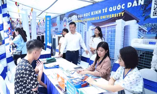 Thí sinh tìm hiểu thông tin đăng kí nguyện vọng xét tuyển vào Trường ĐH Kinh tế Quốc dân năm 2024. Ảnh: Diệp An