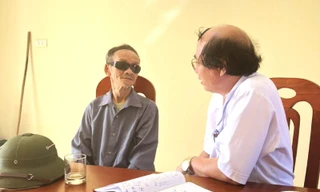 Thương binh Nguyễn Văn Thiềng trò chuyện với bác sĩ Phạm Thành Trụ - Giám đốc Trung tâm điều dưỡng thương binh Nghệ An