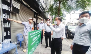 Chủ tịch UBND Thành phố Chu Ngọc Anh kiểm tra và đánh giá cao công tác phòng, chống dịch tại “vùng xanh”ở ngõ Thịnh Hào 3, quận Ðống Ða