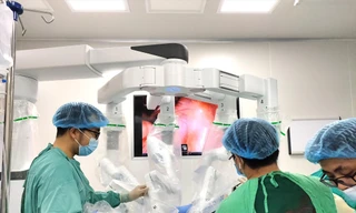 Bác sĩ Bệnh viện K phẫu thuật bằng hệ thống hiện đại nhất hiện nay