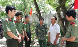 Công an huyện miền núi Sơn Hà vận động, giải quyết một vụ nghi “cầm đồ thuốc độc” tại xã Sơn Kỳ. Ảnh: TS