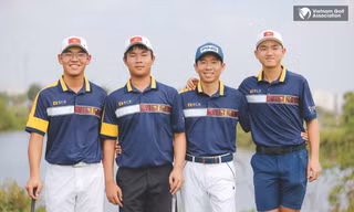 Ông Bạch Cường Khang (thứ 2 từ phải sang) và các thành viên đội tuyển golf Việt Nam. Ảnh: VGA 