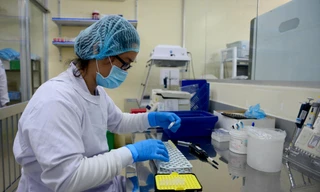 Ngành y tế TPHCM đang chủ động giám sát phát hiện các biến chủng của COVID-19. Ảnh: Vân Sơn