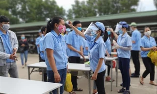 Một DN “3 tại chỗ” ở Hà Nội kiểm tra thân nhiệt cho công nhân trước khi vào ca