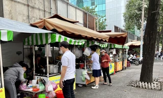 Các gian hàng tại phố hàng rong trên đường Nguyễn Văn Chiêm (quận 1, TPHCM)